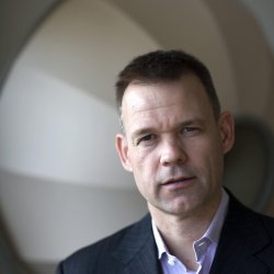 Een portret van Andre Krouwel, politicoloog, bij hem thuis gefotografeerd voor het jaarverslag of annual review.